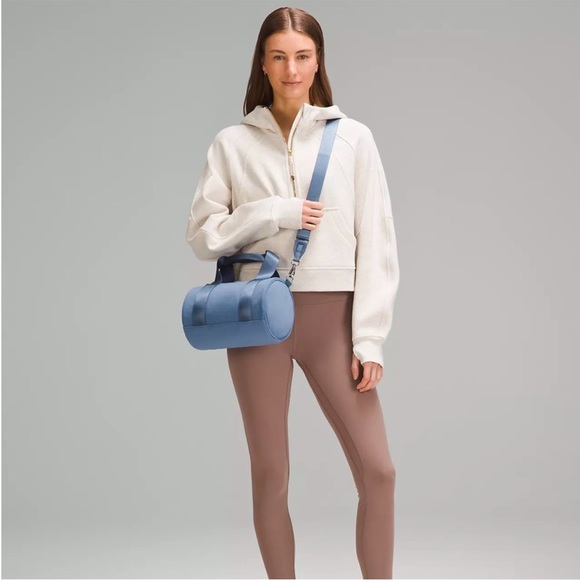 LULULEMON Knit Nylon Mini Barrel Duffle Bag 5L in Oasis Blue *RARE* NWT - Picture 4 of 16